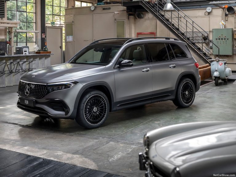 مرسدس بنز EQB از زاویه سه‌چهارم جلو، با طراحی عضلانی و خطوط تیز و دقیق بدنه