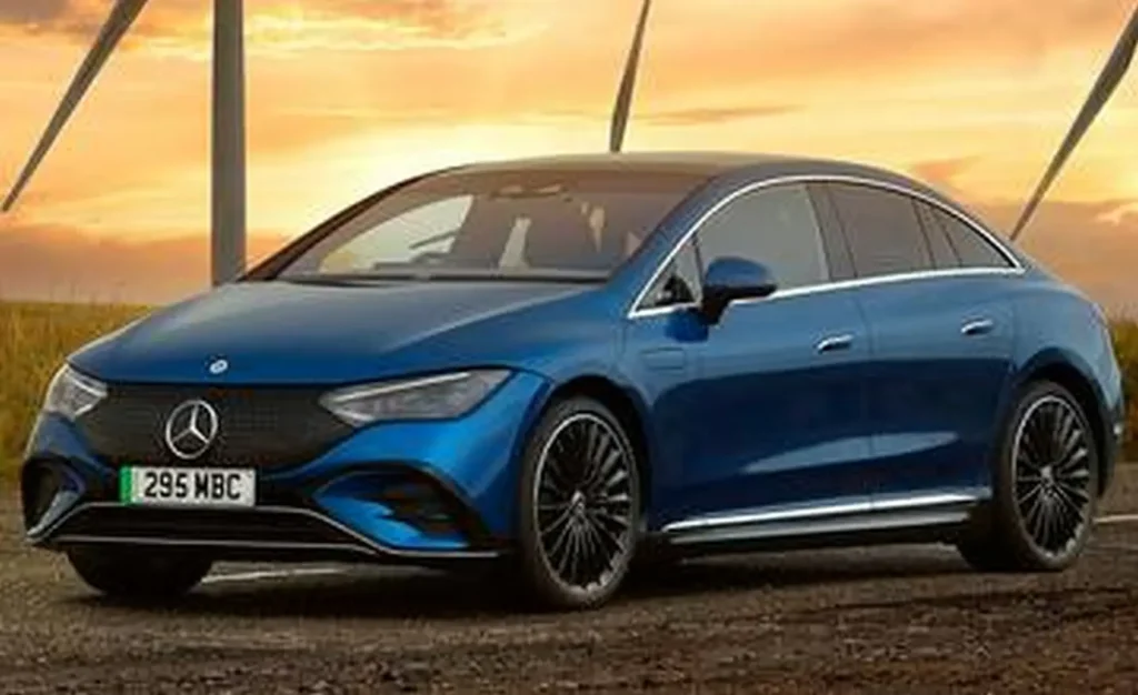 مرسدس بنز EQE از زاویه سهچهارم جلو، با طراحی مدرن و خطوط نرم بدنه