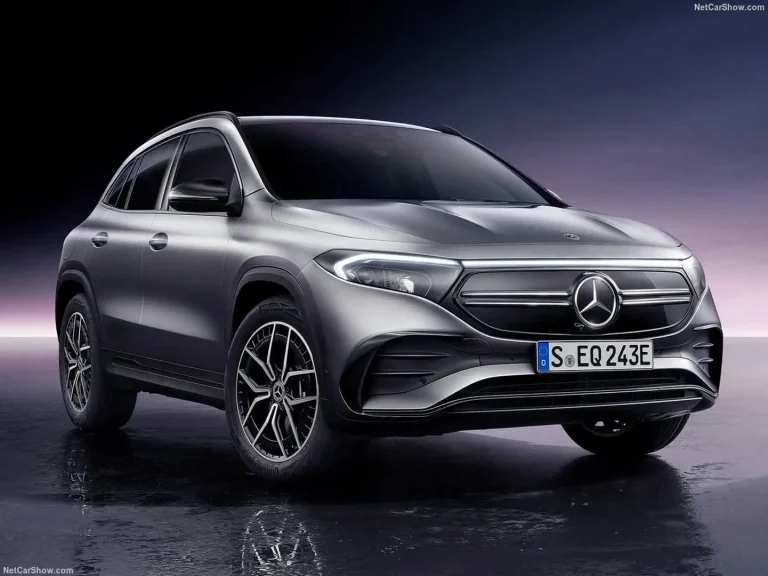 مرسدس بنز EQA، خودروی برقی شاسی‌بلند با طراحی مدرن و بدنه آیرودینامیک، رنگ نقره‌ای