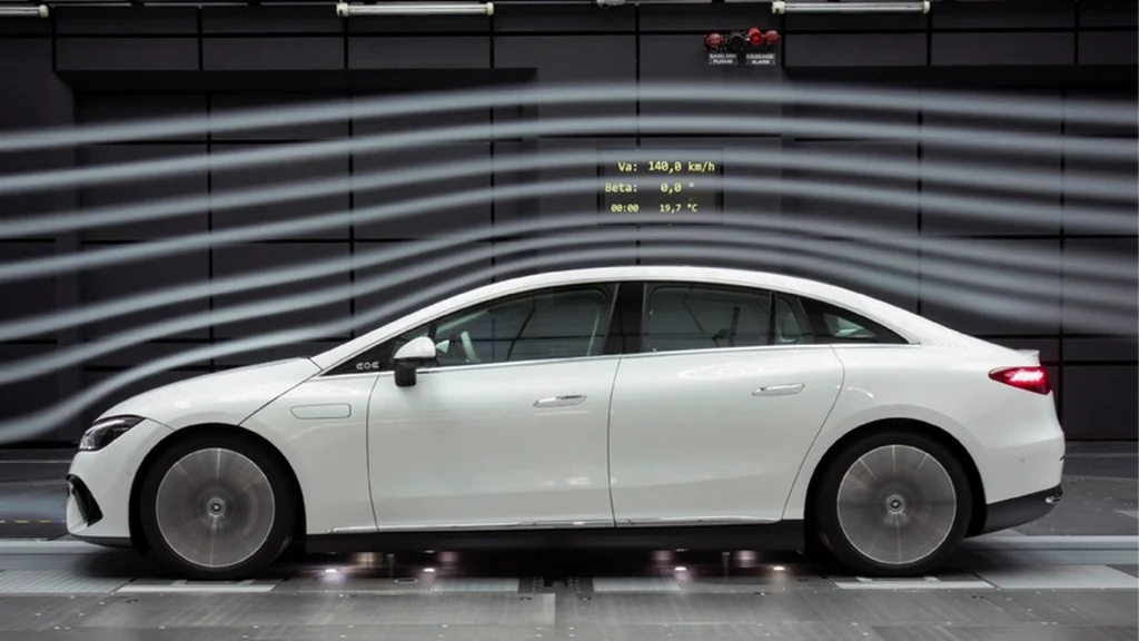 مرسدس بنز EQE، خودروی لوکس و برقی با طراحی زیبا و مدرن، رنگ سفید براق