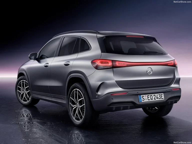 نمای سه‌چهارم پشت خودروی مرسدس EQA با چراغ‌های عقب LED باریک