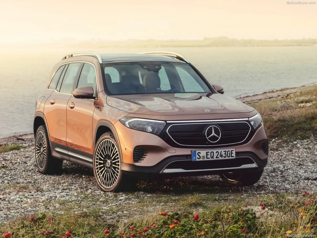 خودروی ای کیو بی، نمای سهچهارم جلو، نشاندهنده طراحی مدرن با خطوط برجسته