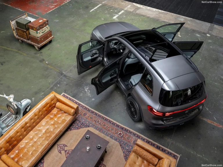 مرسدس بنز EQB در نمایی از بالا، با درهای باز