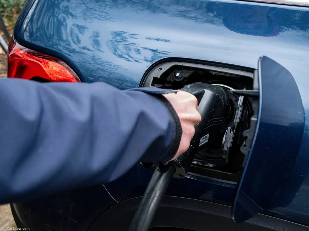 شارژ کردن خودروی برقی در ایستگاه شارژ مدرن