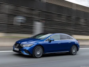 مرسدس بنز EQE، خودروی لوکس برقی با طراحی مدرن، رنگ آبی