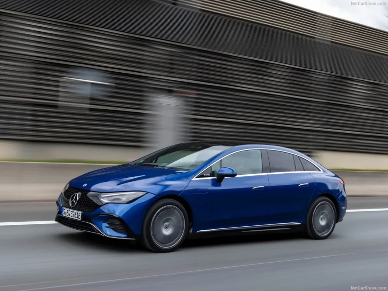 مرسدس بنز EQE، خودروی لوکس برقی با طراحی مدرن، رنگ آبی