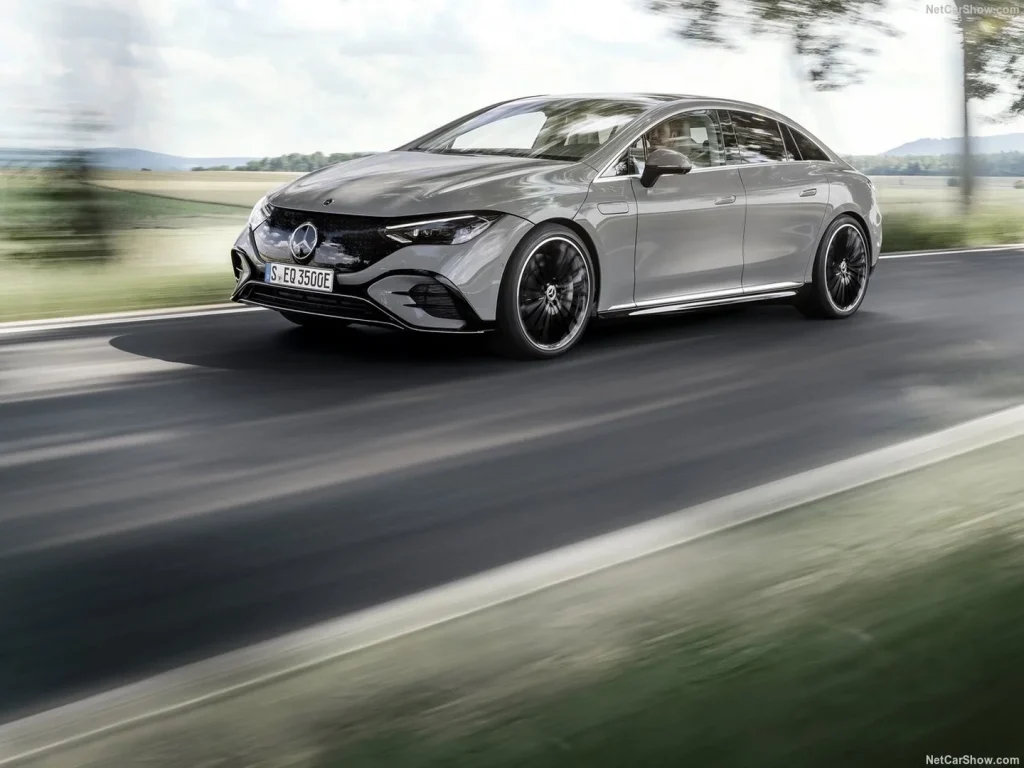 مرسدس بنز EQE، خودروی برقی لوکس با طراحی جذاب و پیشرفته، رنگ خاکستری متالیک