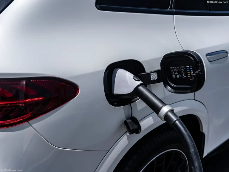 خودروی مرسدس EQE در حال شارژ، متصل به ایستگاه شارژ برق