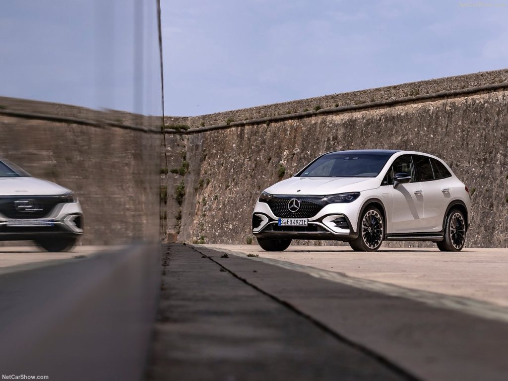 نمای سهچهارم جلوی خودروی مرسدس بنز EQE، با طراحی شیک و مدرن