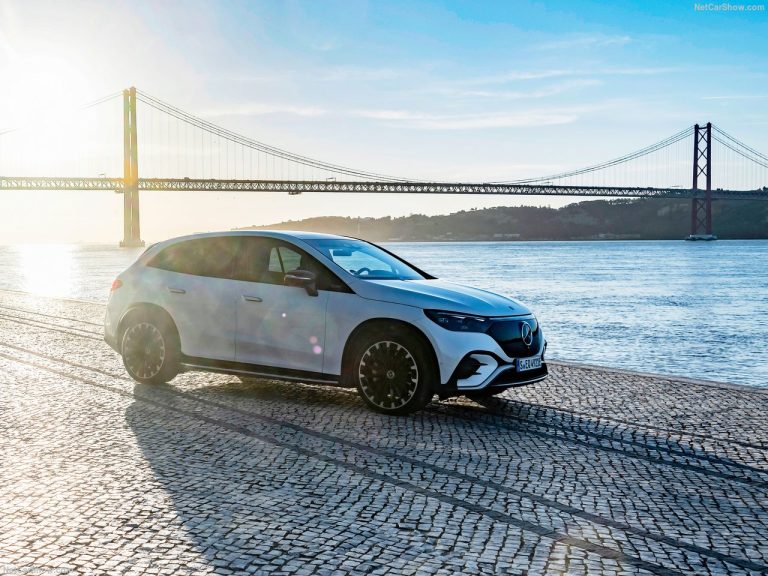 نمای سه‌چهارم از کناره‌ی خودروی مرسدس EQE، با خطوط بدنه‌ی نرم و جریان‌دار