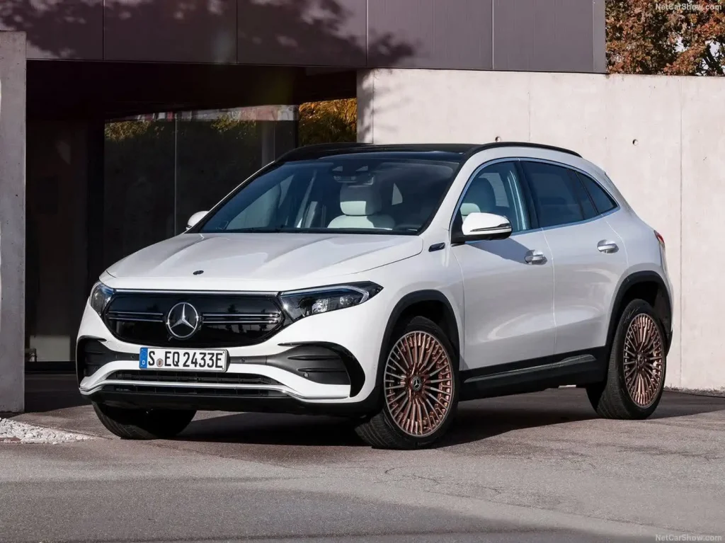 خودروی برقی مرسدس بنز EQE با طراحی مدرن و لوکس، رنگ سفید