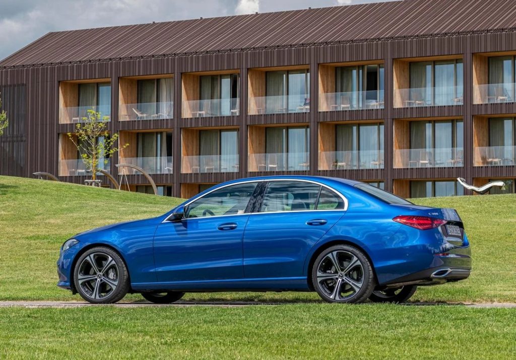 مرسدس بنز سی کلاس به رنگ ابی