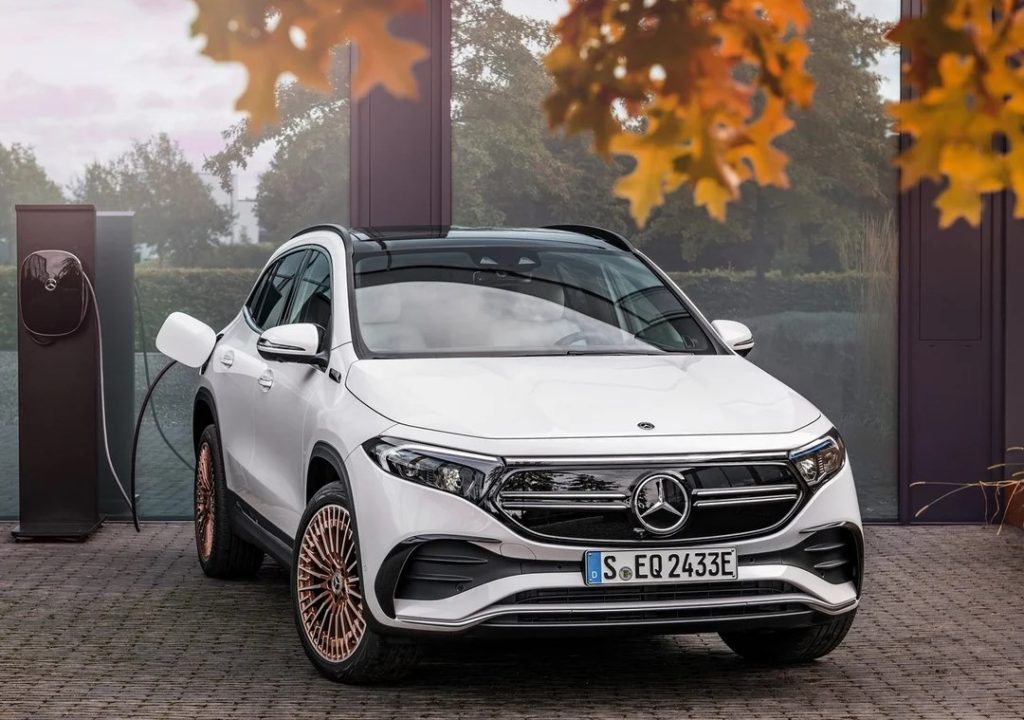 خودرو مرسدس بنز ای کیو ای سفید از نمای جلو