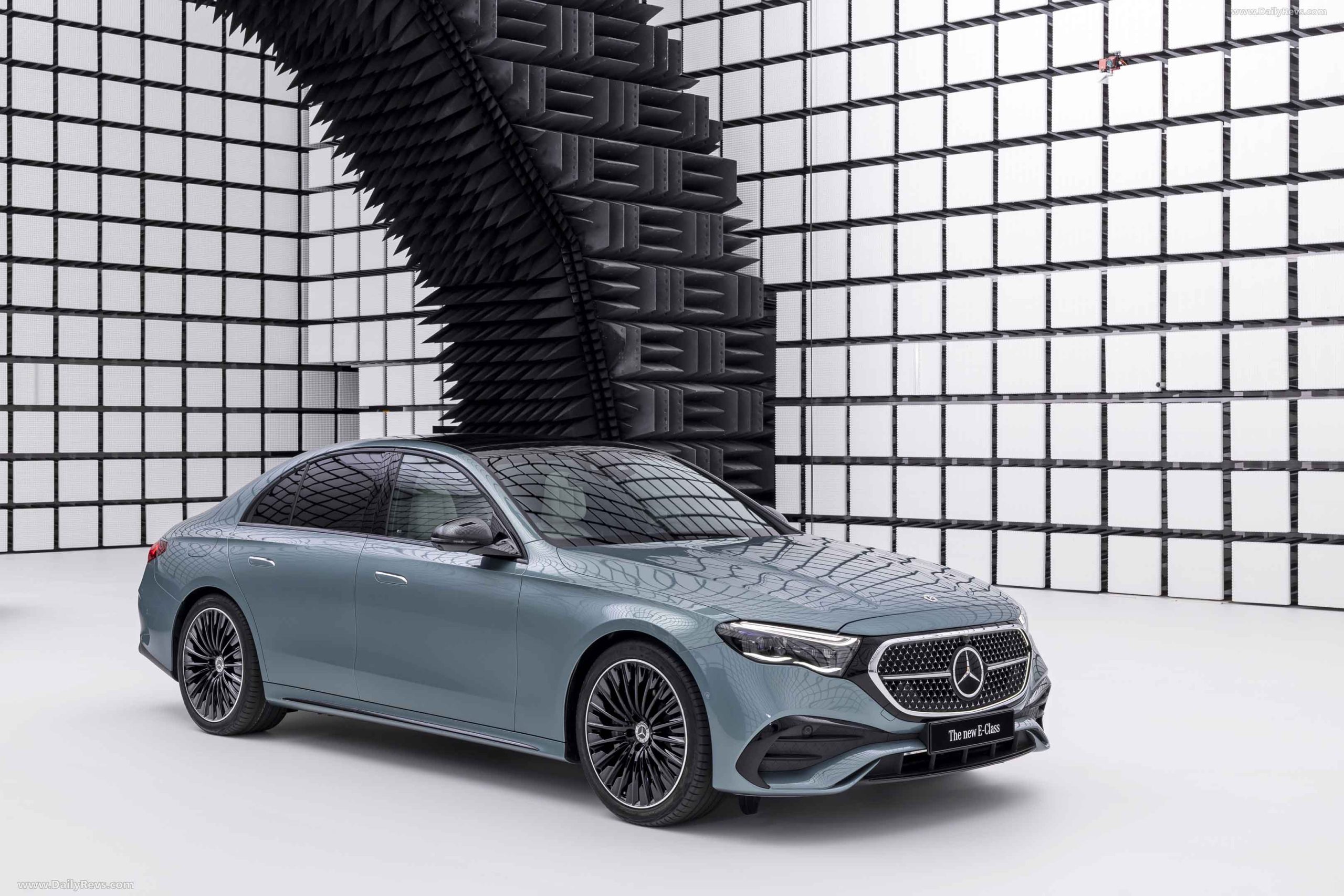 Mercedes-Benz E-Klasse | 2023: Routinen (Displayinhalt kann von Serienstand abweichen ) Mercedes-Benz E-Klasse | 2023: Individualisierbares UI-Design: klassisch oder sportlich. (Displayinhalt kann von Serienstand abweichen. Die Funktionen auf dem Beifahrer-Display sind teilweise zum Marktstart der E-Klasse noch nicht verfügbar und dann abhängig vom jeweiligen Fahrzeugmodell, der individuellen Konfiguration und dem jeweiligen Markt.) Mercedes-Benz E-Class | 2023: Routines (Display content may differ from series status) Mercedes-Benz E-Class | 2023: Customizable UI design: classic or sporty. (Display content may differ from series status. Some of the functions on the passenger display are not yet available at the market launch of the E-Class and then depend on the respective vehicle model, the individual configuration and the respective market.)