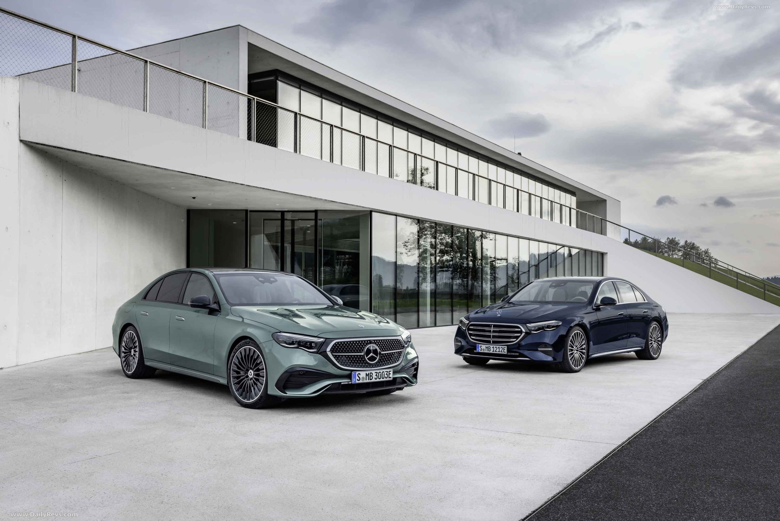 Mercedes-Benz E-Klasse Exclusive Line (nautikblau) und E-Klasse AMG Line (verdesilber) Mercedes-Benz E-Class Exclusive Line (nautic blue) and E-Class AMG line ( verde silver)