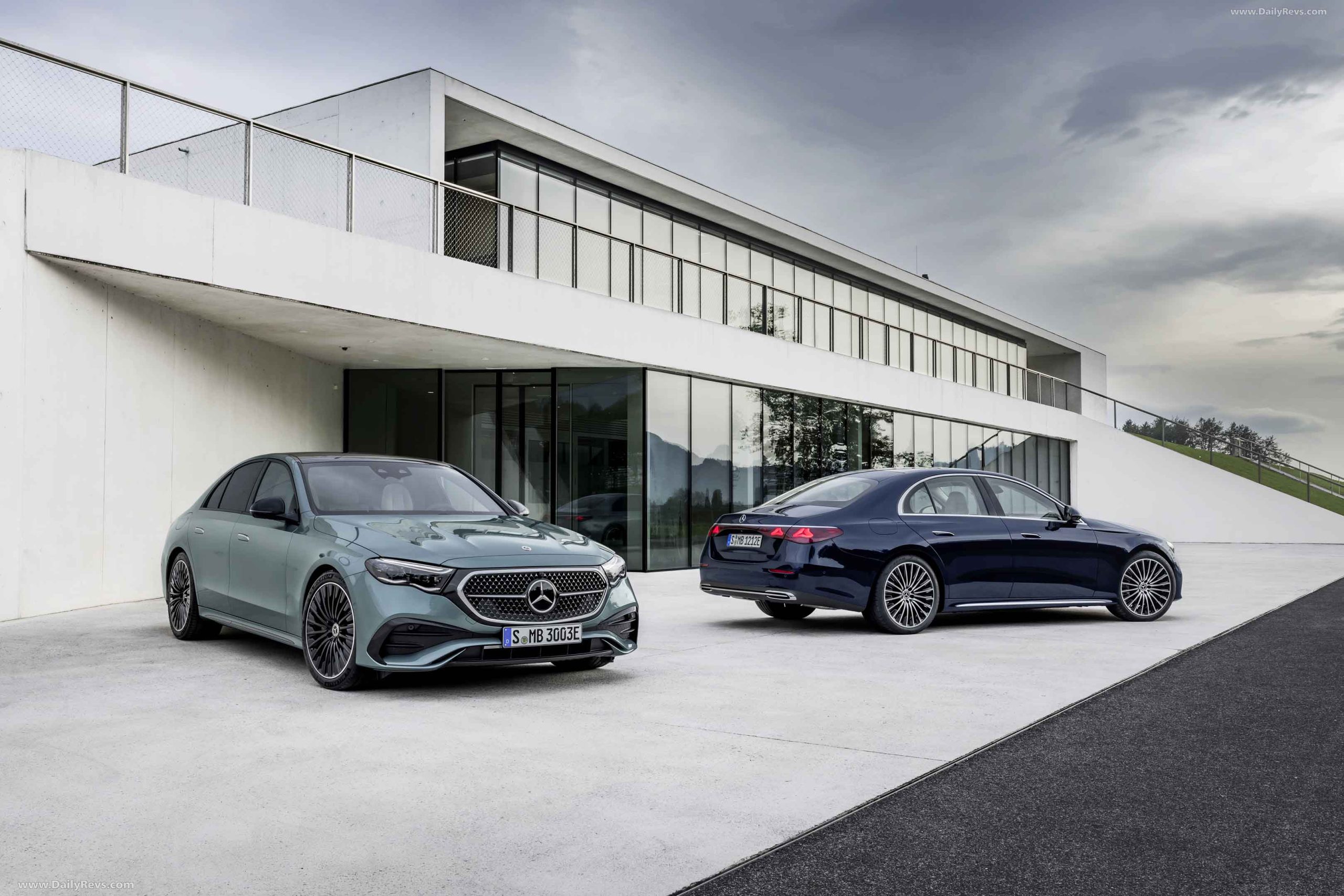 Mercedes-Benz E-Klasse Exclusive Line (nautikblau) und E-Klasse AMG Line (verdesilber) Mercedes-Benz E-Class Exclusive Line (nautic blue) and E-Class AMG line ( verde silver)