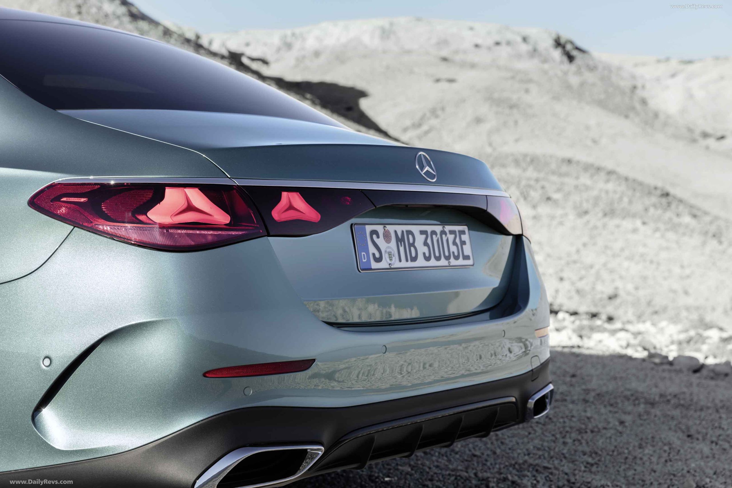 Mercedes-Benz E-Klasse, AMG Line; Exterieur: Verdesilber; Interieur: Nappaleder nevagrau/schwarz, Mittelkonsole in Metall-Mischgewebe silber hell Mercedes-Benz E-Class AMG line; exterior: verde silver; interior: Nappa leather neva grey/black, light silver metallic mixed fabric centre console