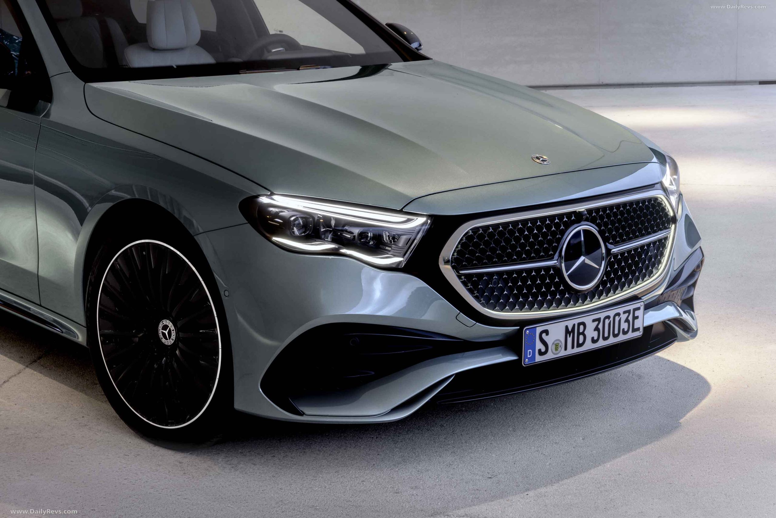 Mercedes-Benz E-Klasse, AMG Line; Exterieur: Verdesilber; Interieur: Nappaleder nevagrau/schwarz, Mittelkonsole in Metall-Mischgewebe silber hell Mercedes-Benz E-Class AMG line; exterior: verde silver; interior: Nappa leather neva grey/black, light silver metallic mixed fabric centre console